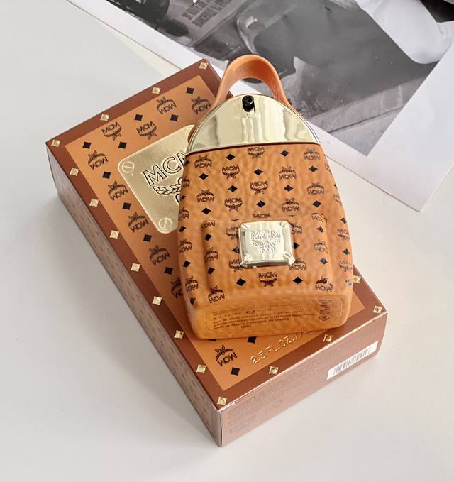 原单品质 外盒就是经典的 Mcm 标志色干邑色 正面有金色黄铜徽章 也不是普通的纸盒质地 而是和包包一样皮革的 非常高级 打开盒子就更精致了 小小的一支香水就跟